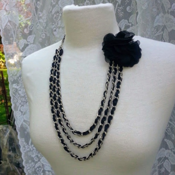*HP* Chain link 3 row flower necklace 17" to 27" - Picture 2 of 6